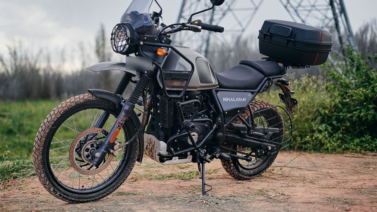 Royal Enfield Himalayan gris con top case, lista para salir